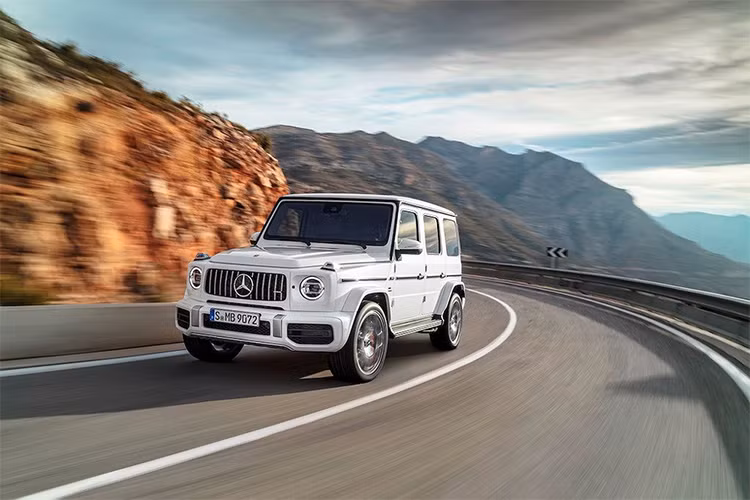 Mercedes-AMG G63 2019 đang hướng tới Geneva Motor Show để chính thức ra mắt trên toàn thế giới. Tại thị trường châu Âu, khách hàng có thể bắt đầu đặt xe từ ngày 18/3 và những chiếc xe đầu tiên sẽ tới tay khách hàng từ tháng 6. Việc ra mắt thị trường Mỹ dự kiến sẽ diễn ra vào cuối năm 2018.