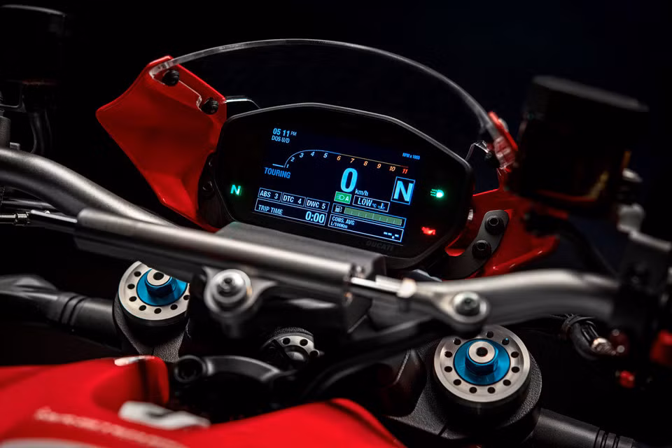 Bảng điều khiển màu TFT hiển thị tất cả các thông tin cần thiết và cho phép người lái điều chỉnh chế độ lái thông qua giao diện đơn giản và dễ sử dụng. Ngoài ra, đèn pha được trang bị hệ thống DRL (Daytime Running Light).