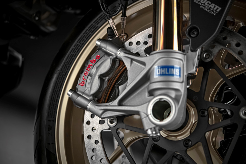 Hệ thống phanh được tạo thành từ hai đĩa Brembo đường kính 330 mm kết hợp với kẹp phanh đơn Brembo M50. Phía sau, xe cũng trang bị phanh đĩa đường kính 245 mm kết hợp với kẹp phanh Brembo.