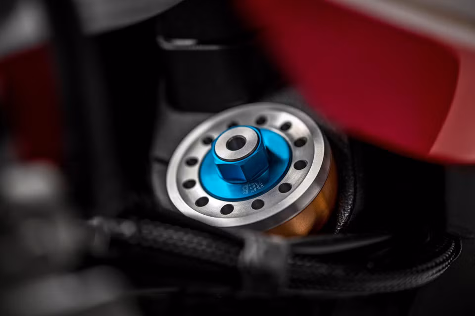 Khung bảo vệ trên Monster 1200 bản đặc biệt màu vàng, bánh xe Marchesini và mâm xe nan chữ W cùng màu là một đặc điểm phân biệt của chiếc Monster này so với bản tiêu chuẩn. Nhiều chi tiết được gia công nguyên khối, chẳng hạn như gương, bu lông khung, chụp tay lái và nắp bình xăng.