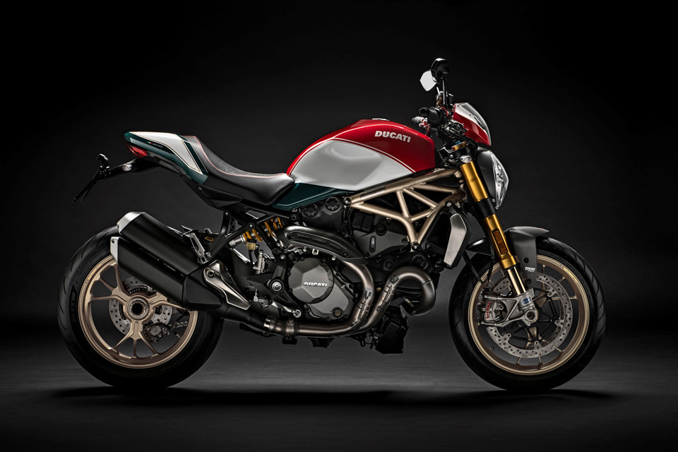 Dòng xe naked-bike Ducati Monster lần đầu tiên được giới thiệu tại hội chợ thương mại Cologne vào năm 1992, bắt đầu sản xuất vào ngày 5/3/1993 và trở thành biểu tượng trong thế giới môtô phân khối lớn sau vài năm. Mẫu xe tạo tiền đề để dòng nakedbike thể thao và một cộng đồng đam mê Monster ngày càng phát triển. Đến nay đã có hơn 325.000 chiếc Monster được sản xuất trên toàn thế giới.