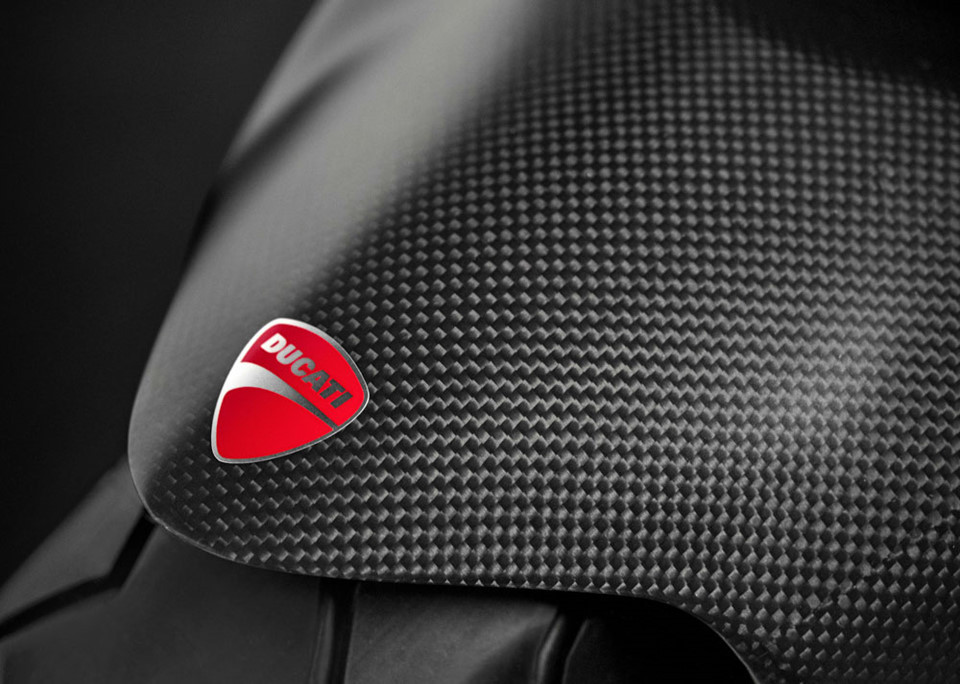 Phiên bản Ducati Monster 1200 25° Anniversario đặc trưng bởi màu sắc lá cờ Italy xuất hiện mọi nơi, trên chắn bùn trước, bình nhiên liệu và cả chỗ ngồi phía sau, lấy cảm hứng từ chiếc Monster S4RS Testastretta Tricolore 2008. Logo kỷ niệm 25 năm cũng được thêu lên yên xe.