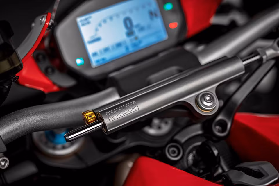 Ducati Monster 1200 25° Anniversario tự hào là mẫu xe sở hữu những gì tốt nhất trên một chiếc nakedbike thể thao. Khung sườn ống thép hình tam giác và gấp nhôm một bên được ghép nối với hệ thống treo Öhlins đường kính 48 mm phía trước có thể điều chỉnh, hệ thống treo phía sau cũng có thể điều chỉnh hoàn toàn.