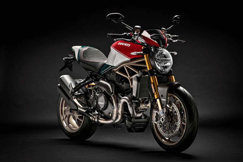 Ducati Monster 1200 25° Anniversario sẽ có mặt tại châu Âu từ tháng 9, sau đó là đến Nhật Bản vào tháng 10. Xe xuất hiện tại Mỹ vào tháng 11 trước khi ra mắt tại Australia vào cuối năm. Hiện tại khách hàng đã có thể đặt xe tại các đại lý của Ducati.