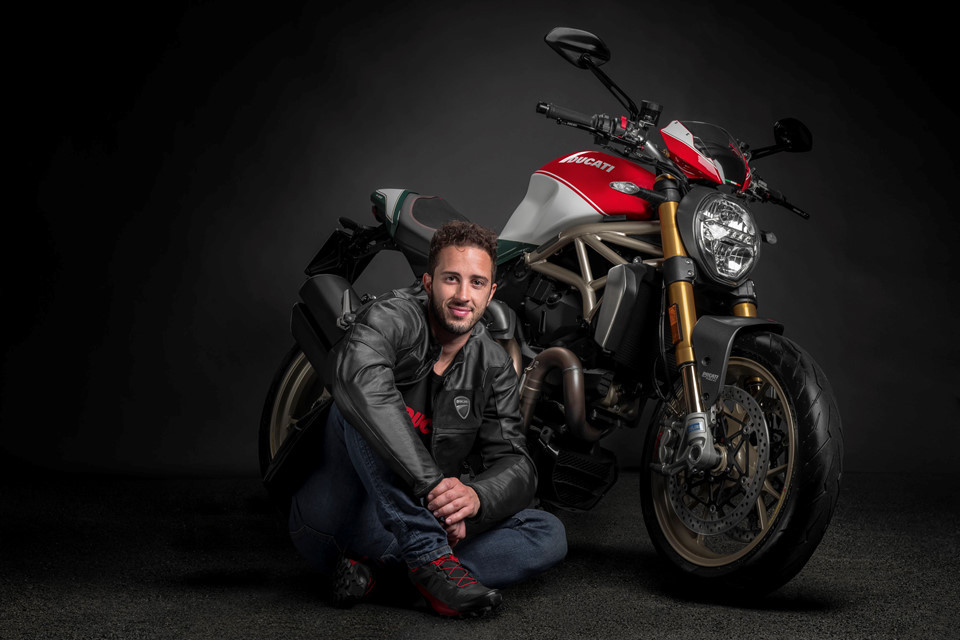 Thương hiệu môtô đình đám nước Ý vừa tiết lộ chiếc xe Ducati Monster 1200 phiên bản giới hạn để chào mừng kỷ niệm 25 năm phát triển của dòng xe này. Ngoài logo tricolore màu đỏ, màu trắng và xanh lá cây được phối đặc biệt trông giống quốc kỳ của Italy. Chỉ có 500 chiếc Ducati Monster 1200 25° Anniversario sẽ được sản xuất.