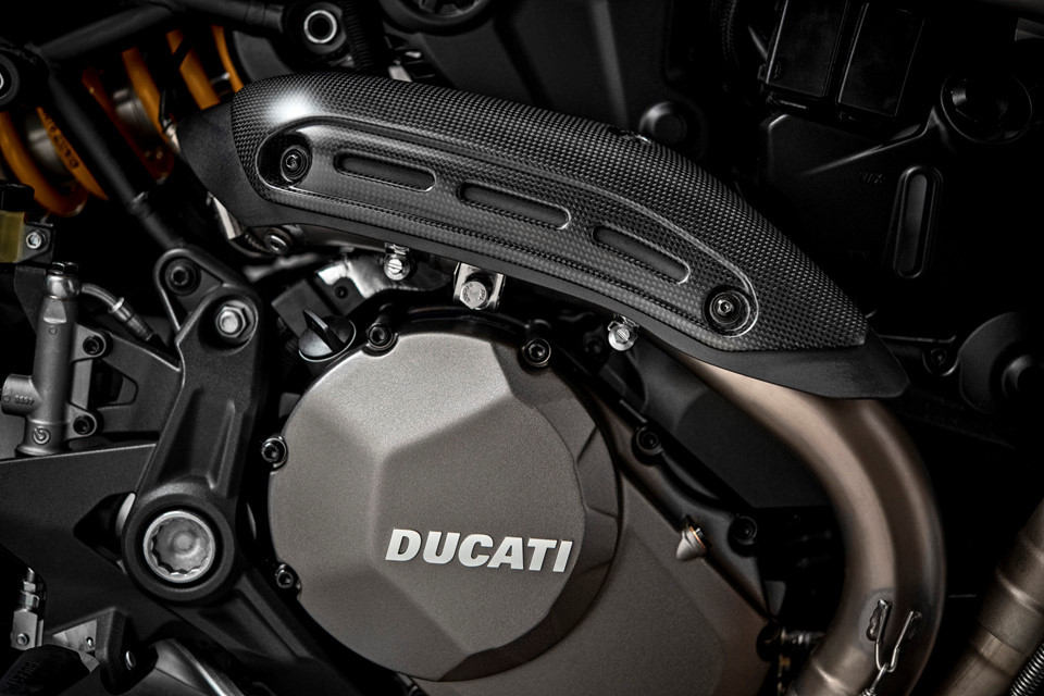 Ducati Monster 1200 25° Anniversario thừa hưởng những gì mới nhất trên động cơ Testastretta 11° DS nhưng đảm bảo công suất và mô-men xoắn tối ưu ngay cả ở vòng tua máy thấp. Phản ứng gia tốc dễ điều khiển tạo cảm giác lái phấn khích và tự tin. Xe đạt công suất 147 mã lực tại 9.250 vòng/phút và mô men xoắn cực đại 124 Nm tại 7.750 vòng/phút.