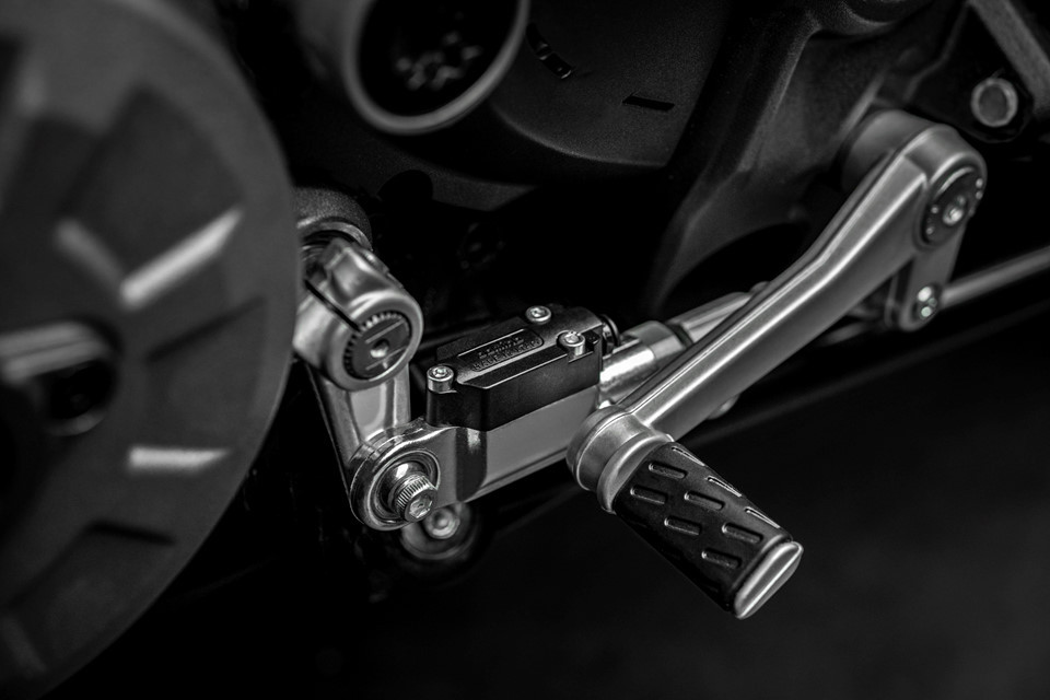 Hệ thống điện tử cao cấp bao gồm kiểm soát lực kéo (DTC) và sang số nhanh hai chiều (DQS) giúp xe thay đổi số nhanh chóng mà không cần sử dụng ly hợp. 