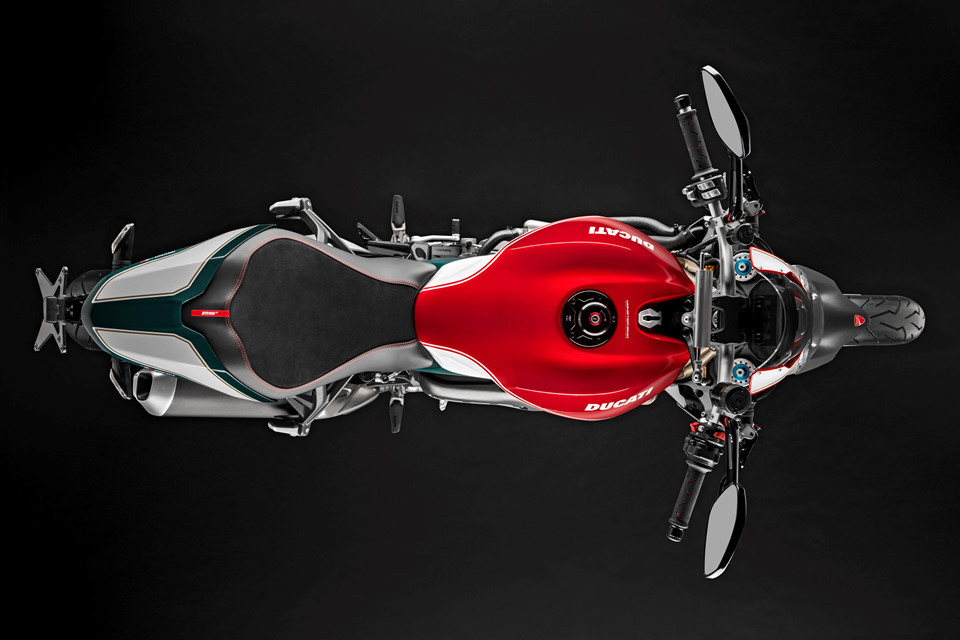 Hệ thống điện tử ấn tượng có ba chế độ lái khác nhau bao gồm thể thao (Sport), du lịch (Touring) và đô thị (Urban). Thiết bị đo quán tính (IMU) cung cấp thông tin cho hệ thống phanh ABS Bosch Cornering và hệ thống chống nhấc bánh Ducati Wheelie Control (DWC).