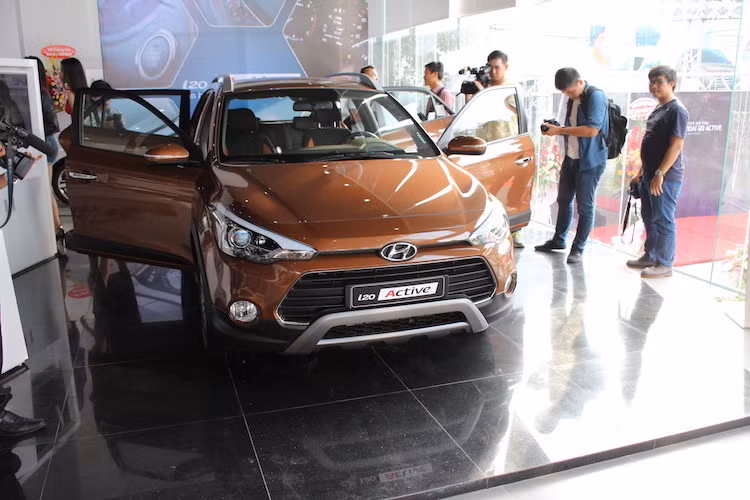 So với "đối thủ" Ford Ecosport, Hyundai i20 Active ấn tượng với chắc chắn, khỏe khoắn hơn. Bên cạnh đó, xe còn được trang bị nhiều tiện nghi. Xe được trang bị động cơ Kappa 1.4L MPI, kết hợp cùng hộp số tự động 4 cấp, sản sinh công suất 100 mã lực tại 6.000 vòng/phút và Momen xoắn 133 Nm tại 3.500 vòng/phút.