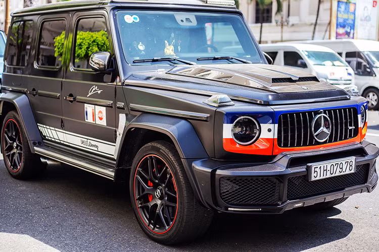 Trên trang cá nhân của mình, Minh Nhựa ngoài việc chia sẻ hình ảnh đầu tiên khi ghé thăm Hà Nội thì mới đây vị đại gia siêu xe đình đám này cũng đã cùng chiếc Mercedes-AMG G63 Edition 1 địa hình của mình "phượt" Tây Bắc.