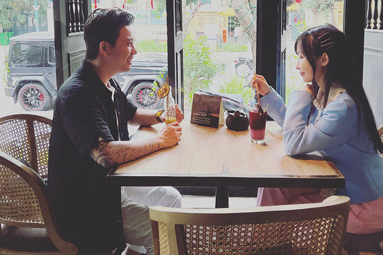 Đến nay, toàn bộ thân xe đều là màu đen, đi kèm một vài điểm nhấn màu đỏ, kết hợp trắng và xanh dương độc đáo. Có vẻ nắp ca-pô cũng đã được thay mới bằng loại làm từ sợi carbon giúp tổng thể xe trông hầm hố và mạnh mẽ hơn.