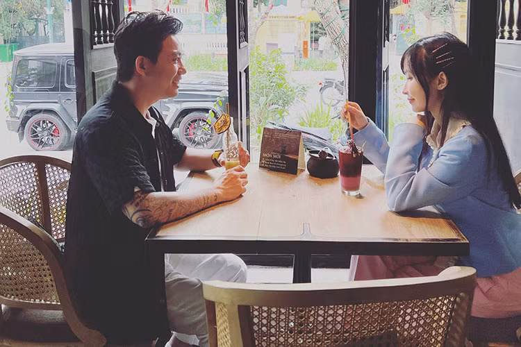 Đến nay, toàn bộ thân xe đều là màu đen, đi kèm một vài điểm nhấn màu đỏ, kết hợp trắng và xanh dương độc đáo. Có vẻ nắp ca-pô cũng đã được thay mới bằng loại làm từ sợi carbon giúp tổng thể xe trông hầm hố và mạnh mẽ hơn.