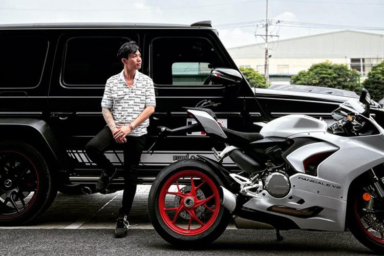 Bên trong, nội thất xe được hoàn thiện trong cấu hình đen - đỏ, với sắc đen chiếm chủ đạo, sắc đỏ được thể hiện qua những đường chỉ khâu tương phản hay một phần nhỏ của ghế ngồi. Tổng thể cabin của Mercedes-AMG G63 Edition 1 đời mới vốn rất sang trọng, hiện đại và thể thao.