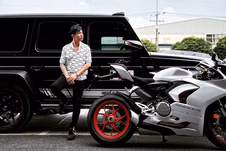 Bên trong, nội thất xe được hoàn thiện trong cấu hình đen - đỏ, với sắc đen chiếm chủ đạo, sắc đỏ được thể hiện qua những đường chỉ khâu tương phản hay một phần nhỏ của ghế ngồi. Tổng thể cabin của Mercedes-AMG G63 Edition 1 đời mới vốn rất sang trọng, hiện đại và thể thao.