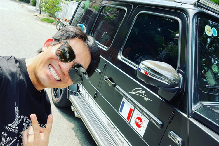 Mercedes-AMG G63 Edition 1 của Minh Nhựa được tậu từ năm 2019, xe nhập tư và có giá khoảng hơn 14 tỷ đồng khi đó. Ban đầu, xe sở hữu ngoại thất màu trắng, nhưng nhận bàn giao xe được một thời gian, vị đại gia đã đổi màu phần nóc sang màu đen để tăng thêm vẻ cá tính cho xe.