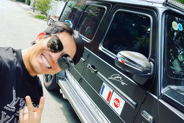 Mercedes-AMG G63 Edition 1 của Minh Nhựa được tậu từ năm 2019, xe nhập tư và có giá khoảng hơn 14 tỷ đồng khi đó. Ban đầu, xe sở hữu ngoại thất màu trắng, nhưng nhận bàn giao xe được một thời gian, vị đại gia đã đổi màu phần nóc sang màu đen để tăng thêm vẻ cá tính cho xe.