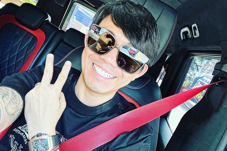 Ngoài ra, xe còn được trang bị bộ mâm có kích thước lên đến 22 inch 7 nan kép, sơn đen mờ với chỉ viền đỏ kết hợp phanh AMG đỏ tương phản và bọc trong cặp lốp 235/40R22 Eagle F1 Asymmetric 2 hiệu Goodyear.