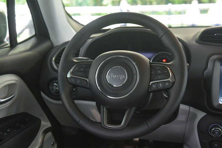 Xe được trang bị màn hình màu 7 inch TFT cho người lái với nhiều thông tin của xe và các tiện ích khác. Chiếc xe còn được trang bị nhiều công nghệ như camera quan sát góc khuất, cảm biến đỗ xe, camera lùi...