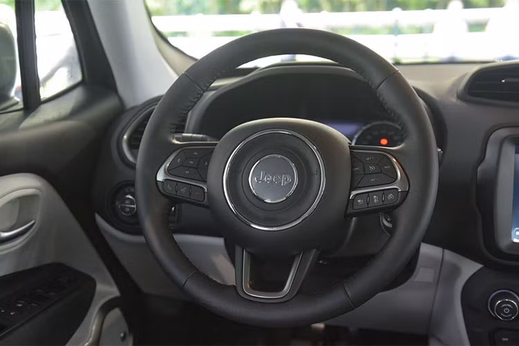 Xe được trang bị màn hình màu 7 inch TFT cho người lái với nhiều thông tin của xe và các tiện ích khác. Chiếc xe còn được trang bị nhiều công nghệ như camera quan sát góc khuất, cảm biến đỗ xe, camera lùi...