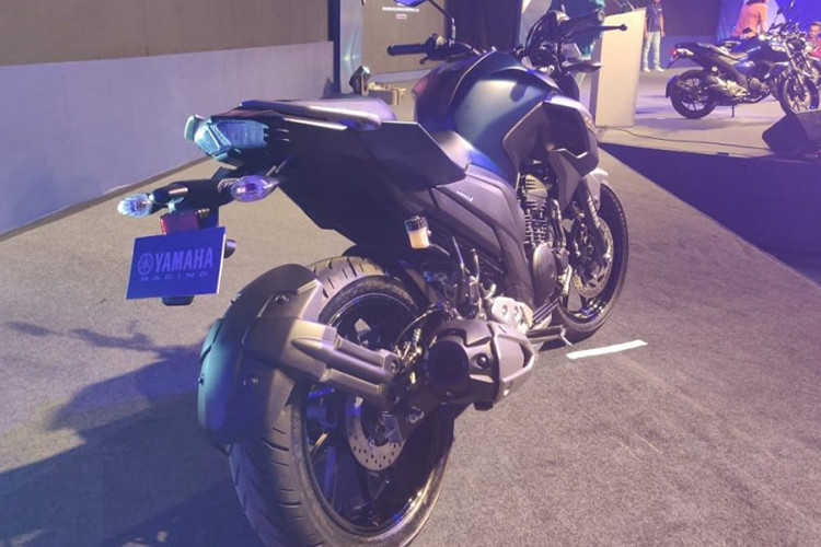 Về màu sắc, Yamaha FZ25 ABS phiên bản nâng cấp sẽ có ba tùy chọn màu là xanh nhám, xanh nhạt và đen nhám. Trong khi đó mẫu Yamaha Fazer 25 ABS mới sẽ có 2 tùy chọn màu là đen bóng và xanh nhám. 