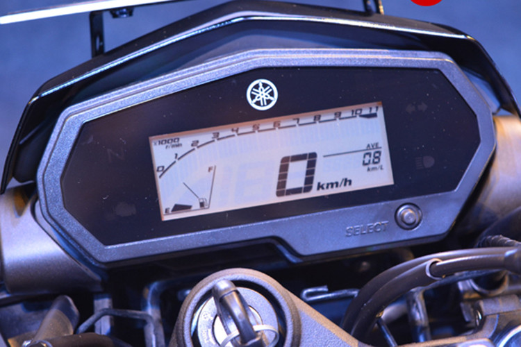 Bảng đồng hồ của FZ25 ABS mới vẫn là một màn hình LCD đơn sắc, chỉ báo các thông tin quan trọng khi xe vận hành như báo tua, báo tốc, báo xăng, ODO và quãng đường đi được. Có giao diện khá giống dòng MT-10/FZ-10 1000 cc nhưng bảng đồng hồ này ít tính năng hơn.