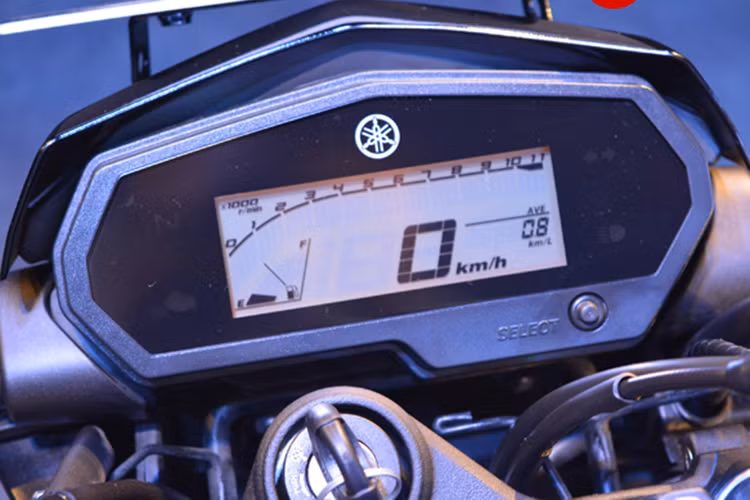 Bảng đồng hồ của FZ25 ABS mới vẫn là một màn hình LCD đơn sắc, chỉ báo các thông tin quan trọng khi xe vận hành như báo tua, báo tốc, báo xăng, ODO và quãng đường đi được. Có giao diện khá giống dòng MT-10/FZ-10 1000 cc nhưng bảng đồng hồ này ít tính năng hơn.