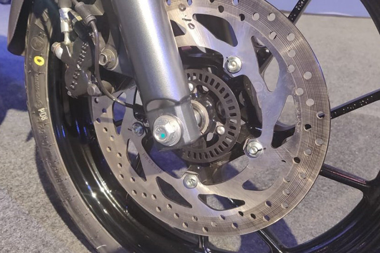 Hệ thống treo của xe là loại phuộc ống lồng ở trước và giảm xóc lò xo trụ đơn phía sau, đi kèm là bộ vành đúc 17 inch. Xe trang bị phanh đĩa ở cả trước và sau, tích hợp hệ thống chống bó cứng phanh ABS kênh đôi.