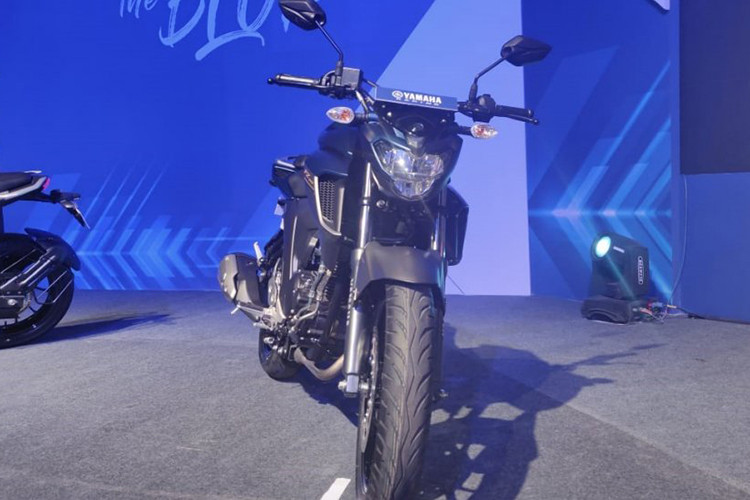 Mẫu Yamaha FZ25 ABS 2019 sở hữu chiều dài tổng thể 2.015 mm, chiều dài cơ sở 1.360 mm, chiều rộng 770 mm và chiều cao 1.075 mm. Yamaha Fazer 25 ABS 2019 cũng có các trang bị và thiết kế tương tự, điểm khác duy nhất chính là dàn áo quây, mang đến cho xe phong cách xe touring.