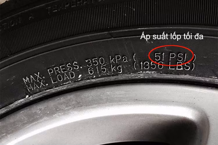 Được biết, áp suất lốp thấp hơn tiêu chuẩn 3PSI, với 1kg/cm2 = 14,22 PSI, thì lượng xăng tiêu thụ cao hơn 1 – 2%. Tuổi thọ lốp của xe cũng giảm từ 10 – 15%. Khi áp suât lốp thấp, xe cũng ăn xăng nhiều hơn bình thường.