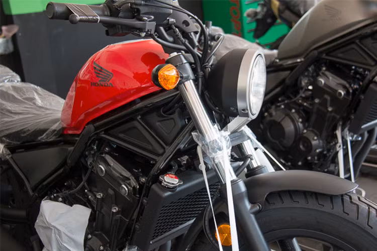 So với thế hệ đầu tiên từng xuất hiện tại thị trường Việt Nam từ thập niên 90, những chiếc Rebel mới đã lột bỏ hoàn toàn kiểu dáng già cỗi của một chiếc cruiser truyền thống. Xe thuộc dòng cruiser cỡ trung, nhưng lai tạp chút phong cách của dòng bobber hướng tới những người trẻ tuổi.