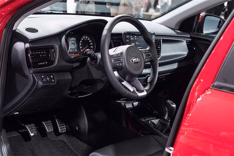 Nội thất khá sang trọng khi các chi tiết trên xe bọc da kết hợp với chất liệu vải nhấn nhá các đường chỉ khâu màu xám. Vô-lăng đáy phẳng bọc da, tích hợp phím chức năng tập trung ở khu vực chính giữa, điều hòa vùng độc lập, màn hình giải trí dạng màu cùng dàn loa âm thanh sắc sảo.