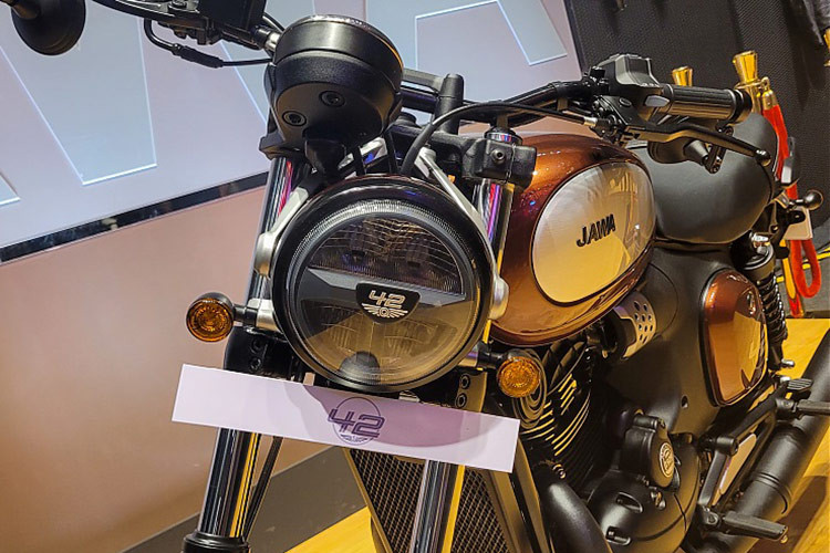 Mang thiết kế đậm phong cách retro, mẫu xe môtô Jawa 42 FJ tại thị trường Ấn Độ sở hữu đèn pha thiết kế tròn cổ điển, đi kèm với đó là logo 42 đính chính giữa, xi nhan của xe dạng "hột gà" nhỏ gọn dạng led.