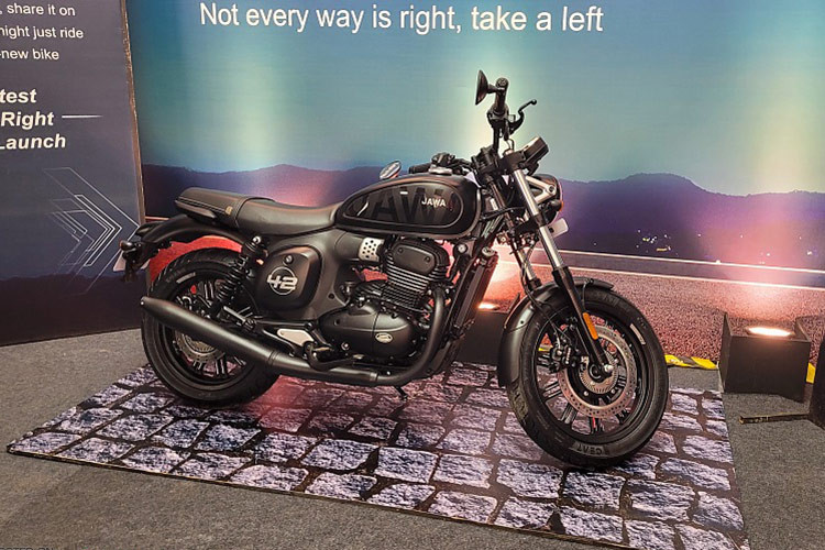 Một số tính năng đáng chú ý khác bao gồm hệ thống chiếu sáng LED hiện đại, ống xả hướng lên trên, cụm đồng hồ kỹ thuật số toàn phần và cổng sạc USB. Jawa 42 FJ mới có chiều dài cơ sở 1.440 mm và khoảng sáng gầm xe lớn nhất phân khúc là 178 mm.