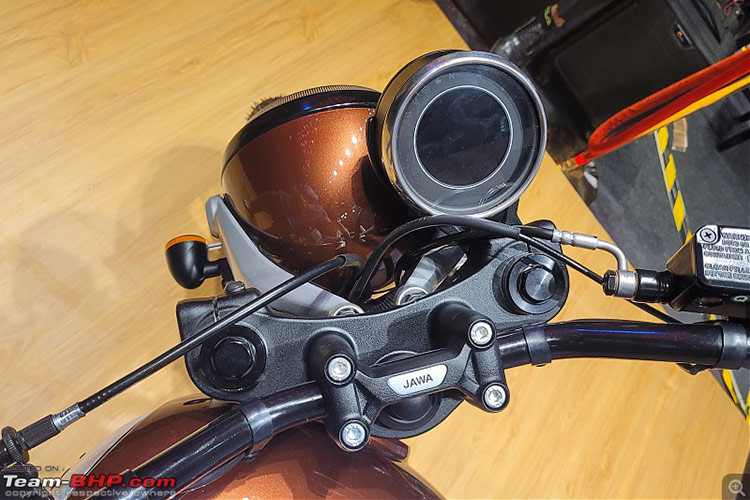 Đi kèm với đó là cụm đồng hồ kỹ thuật số hiện đại nhưng cũng được làm tròn, trong khi gương gù tròn đặt dưới tay cầm càng làm hoàn thiện thêm tính cổ điển cho sản phẩm.