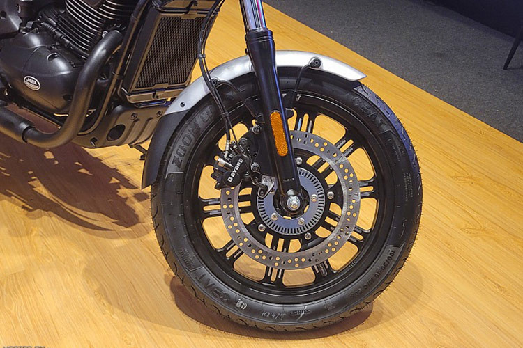 Sở hữu bộ khung mạnh mẽ càng tăng thêm tính thể thao cho sản phẩm, Jawa 42 FJ cũng sử dụng bánh vành đúc với 10 chấu kép dạng lai với nan hoa tạo điểm nhấn ấn tượng cho xe.