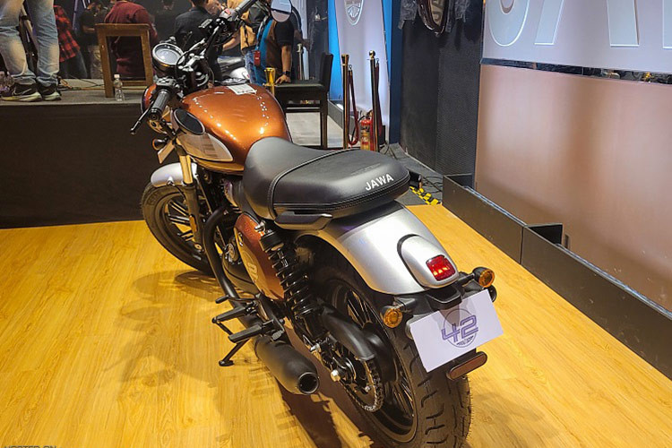 Về sức mạnh, Jawa đưa tới cho 42 FJ khối động cơ xy lanh đơn dung tích 334cc, làm mát bằng chất lỏng. Khối động cơ này sản sinh công suất tối đa là 28,7 bhp và mômen xoắn cực đại là 29,62 Nm. Xe sử dụng hộp số 5 cấp kèm theo hệ thống Assist &amp; Slipper Cluth.