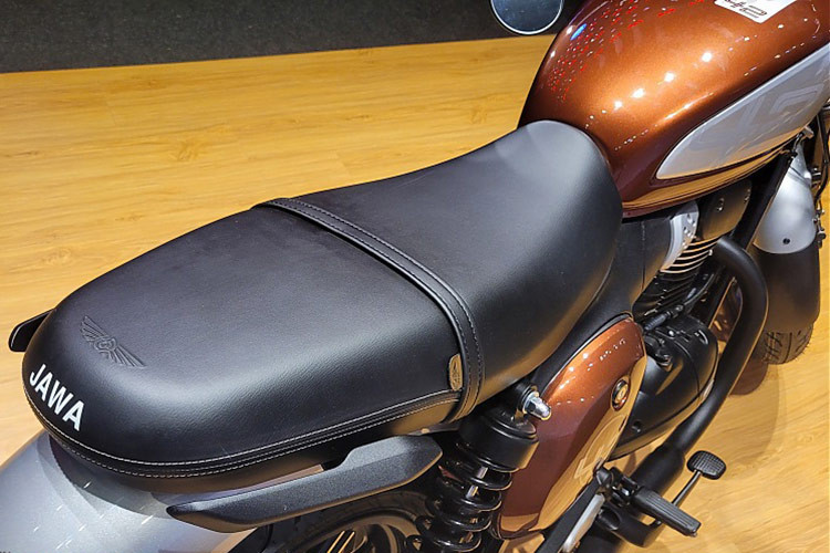 Các nút bấm trên tay lái cũng được thiết kế đơn giản, dễ sử dụng... ngoài ra, xe còn sở hữu bình xăng giọt nước với logo "42" được in lên cả bình xăng và ống hông, yên xe bánh mỳ tạo tư thế lái thoải mái.