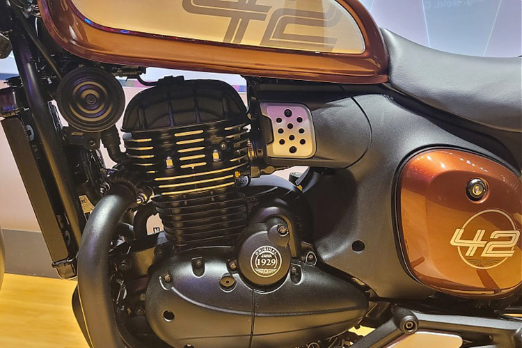 Jawa 42 FJ cũng được trang bị giảm xóc trước ống lồng đường kính 41mm và phía sau là giảm xóc lò xo đôi tạo ổn định khi vận hành. Trong khi sự an toàn được đảm bảo mới phanh đĩa trước sau có ABS kênh đôi.