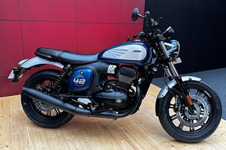 Đây cũng là mẫu môtô phân khối nhỡ đầu tiên trong phân khúc đi kèm với lớp ốp bình xăng bằng nhôm được đánh bóng, cùng với gác chân, tay nắm và giá đỡ đèn pha bằng nhôm.