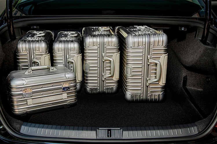 Các hệ thống an toàn chủ động được tích hợp trong xe như chức năng khởi hành ngang dốc HHC, gạt mưa tự động, phanh tay điện tử có chức năng “Auto Hold”. Tựa đầu hàng ghế trước chỉnh được thiết kế giảm chấn thương đốt sống cổ. Bulông bắt bánh xe có chức năng chống trộm.