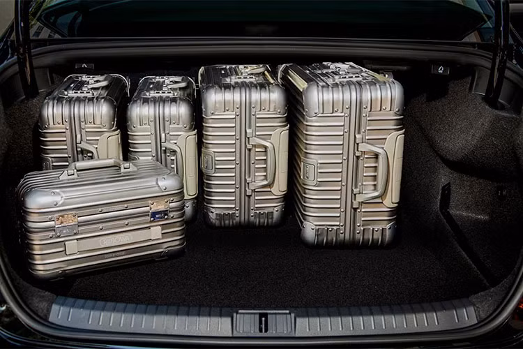 Các hệ thống an toàn chủ động được tích hợp trong xe như chức năng khởi hành ngang dốc HHC, gạt mưa tự động, phanh tay điện tử có chức năng “Auto Hold”. Tựa đầu hàng ghế trước chỉnh được thiết kế giảm chấn thương đốt sống cổ. Bulông bắt bánh xe có chức năng chống trộm.