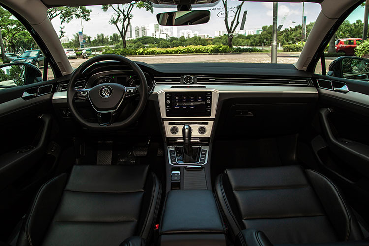 Về nội thất, Volkswagen Passat BlueMotion Comfort được trau chuốt với các nẹp nhôm dài, giữa táp-lô là đồng hồ thời gian analog đặc trưng Volkswagen. Các trang bị đáng chú ý khác trên xe gồm vô lăng 3 chấu bọc da, nẹp cửa, nẹp trên táp lô, tay nắm cửa và cần số được mạ nhôm bóng.