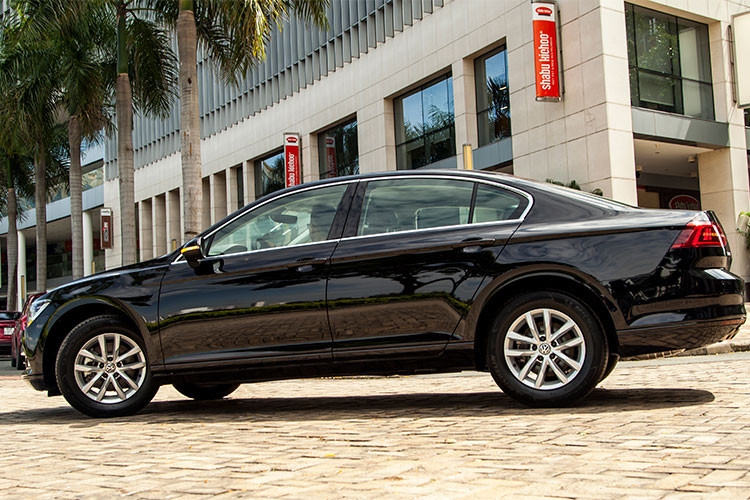 Đi kèm là hộp số thể thao tự động 7 cấp DSG. Mức tiêu thụ nhiên liệu của khối động cơ này được công bố ở mức 7,3 lít cho 100 km đường.