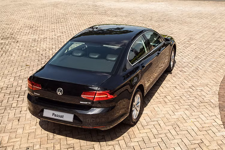 Phần đuôi xe dễ nhận biết với huy hiệu BlueMotion TSI, thể hiện cho công nghệ tiết kiệm nhiên liệu trên các dòng máy chạy xăng của Volkswagen. Bộ lazăng của xe là loại hợp kim nhôm, kích thước 16 inch. Các loại đèn chiếu sáng khác như đèn phanh, đèn xinhan, đèn báo rẽ trên gương chiếu hậu và đèn định vị DRL đều ứng dụng công nghệ LED.