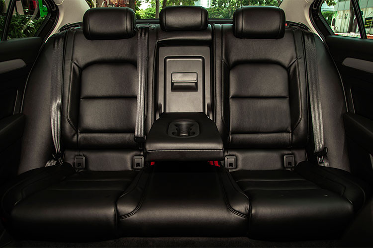 Passat BlueMotion Comfort có 6 túi khí bảo vệ (2 túi khí trước, 2 túi khí rèm và túi khí bên hông), ngoài ra còn nút bật tắt túi khí bên phụ để đảm bảo an toàn khi có trẻ em ngồi. Hệ thống cảnh báo áp suất lốp dạng trực tiếp từng bánh xe (TPMS), kiểm soát hành trình Cruise Control kết hợp với chức năng giới hạn tốc độ (Speed limit).