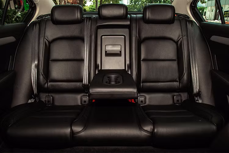 Passat BlueMotion Comfort có 6 túi khí bảo vệ (2 túi khí trước, 2 túi khí rèm và túi khí bên hông), ngoài ra còn nút bật tắt túi khí bên phụ để đảm bảo an toàn khi có trẻ em ngồi. Hệ thống cảnh báo áp suất lốp dạng trực tiếp từng bánh xe (TPMS), kiểm soát hành trình Cruise Control kết hợp với chức năng giới hạn tốc độ (Speed limit).