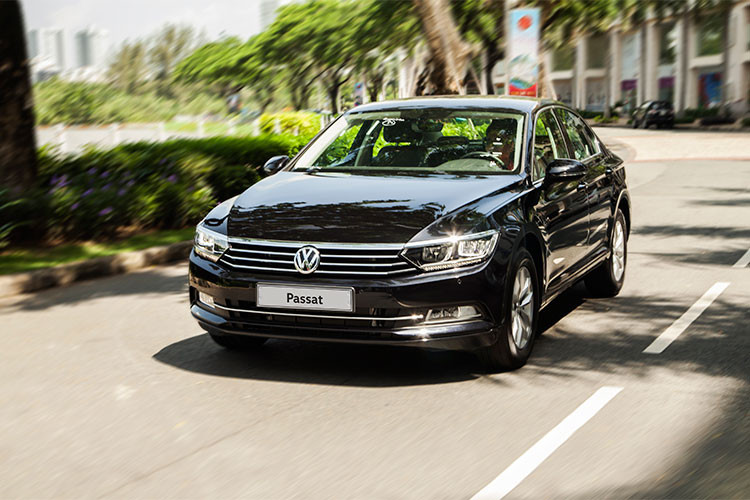 Hiện tại Volkswagen Passat đang được bán ra thị trường Việt Nam với ba phiên bản là Passat GP, Passat BlueMotion và Passat Comfort. Giá xe Volkwagen BlueMotion Comfort được công bố ở mức 1,42 tỷ đồng.