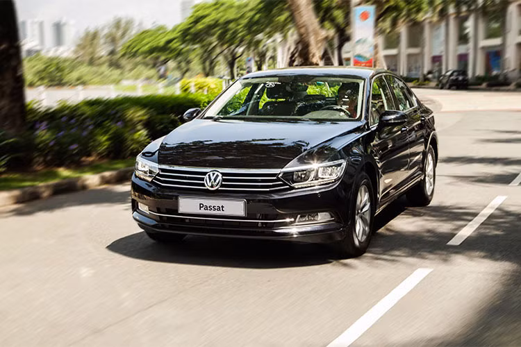 Hiện tại Volkswagen Passat đang được bán ra thị trường Việt Nam với ba phiên bản là Passat GP, Passat BlueMotion và Passat Comfort. Giá xe Volkwagen BlueMotion Comfort được công bố ở mức 1,42 tỷ đồng.