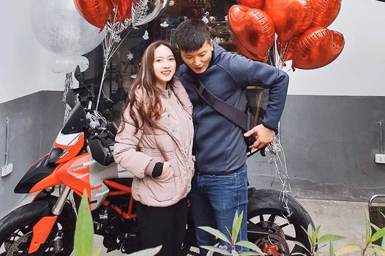 Từng được ra mắt vào hồi 2015 và về nước vào 2016, về thiết kế tổng thể - Hypermotard 939 mới gần như không có gì khác biệt so với phiên bản cũ, ngoại trừ đèn xi-nhan ở phía trước và tấm bảo vệ tay lái được làm mới.