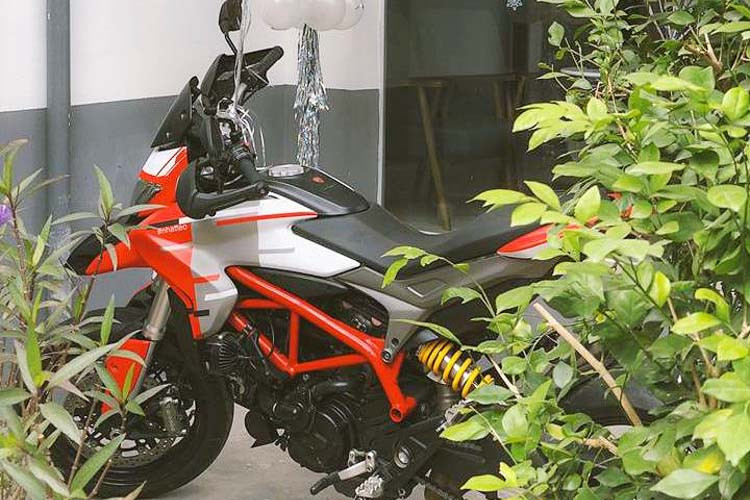 Ngoại hình chiếc xe này cũng có tem mới mang phong cách của chiếc Multistrada đã từng tham dự giải đua leo đồi Pikes Peak thời điểm đó. Ngoài ra, hãng xe máy Ducati còn giới thiệu thêm một phiên bản thể thao cho Hypermotard với tên gọi Hypermotard SP.
